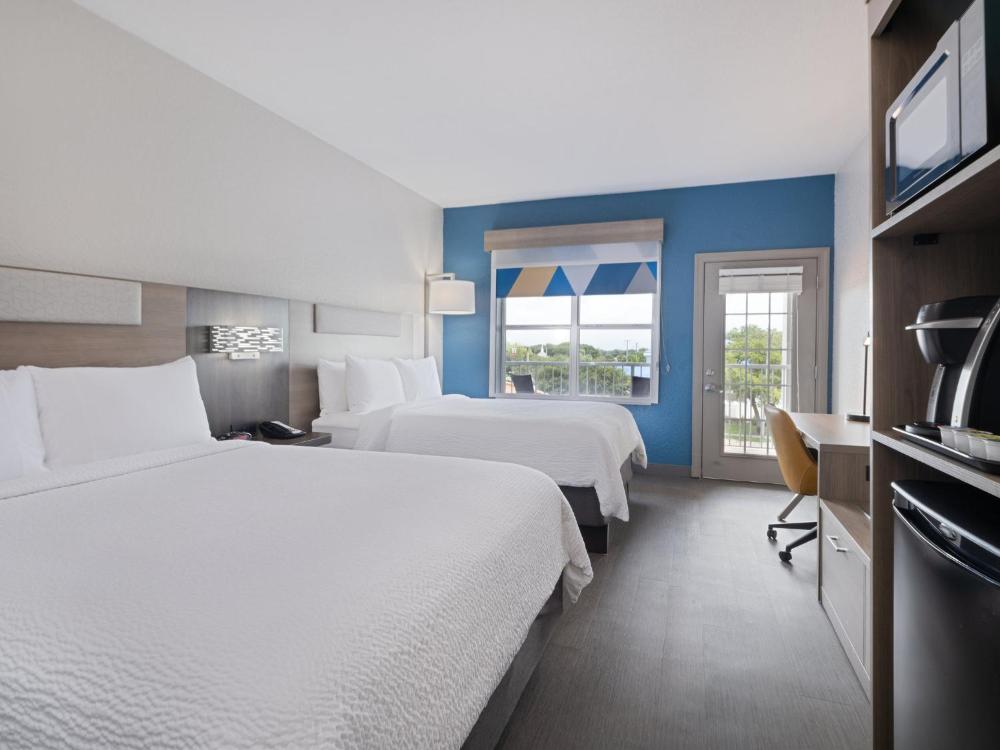 Standard Queen Room with Two Queen Beds and Balcony interior
