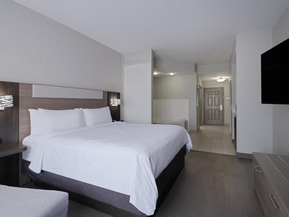 King Room with Jetted Tub interior